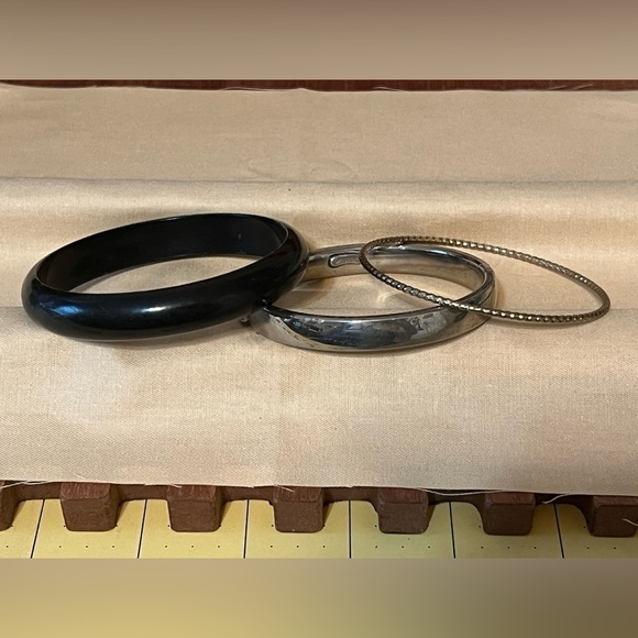 Set of 3 beautiful cuff bracelets! - Picture 1 of 3